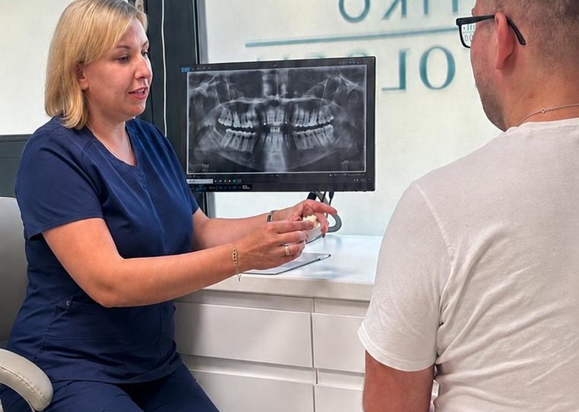 lek. dent. Anna Wrzesińska-Bartosik omawia z pacjentem zdjęcie RTG